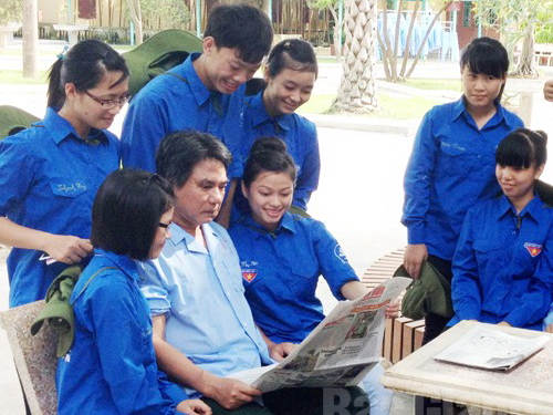 Sinh viên tình nguyện Trường Đại học Sư phạm Hà Nội trò chuyện với thương binh nặng tại Trung tâm Điều dưỡng Người có công tỉnh Bắc Giang